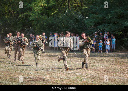 Festival storici Sambek altezze. I soldati delle piccole scopo speciale il distacco con le armi nelle loro mani eseguire sul campo Foto Stock