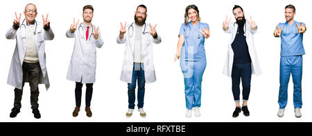 Collage di gruppo di medici e chirurghi e persone di colore bianco su sfondo isolato sorridente guardando alla telecamera che mostra le dita facendo segno di vittoria. Numbe Foto Stock