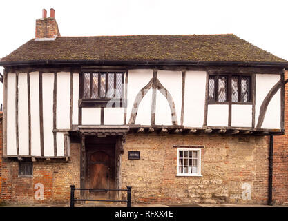 Pozzo di Giacobbe, edificio medievale e la sala parrocchiale per il Priorato di chiesa della Santissima Trinità, Micklegate, York, Regno Unito. Foto Stock