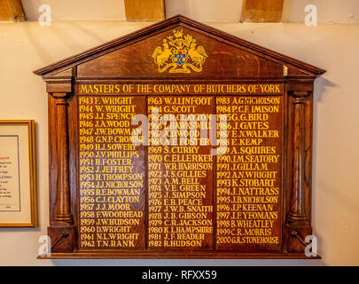 Società del macellaio di placca, pozzo di Giacobbe, edificio medievale e la sala parrocchiale per il Priorato di chiesa della Santissima Trinità, Micklegate, York, Regno Unito. Foto Stock