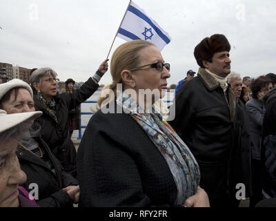 Gli ebrei russi si radunano contro l'odio e l'antisemitismo al Memoriale dell'Olocausto a Sheepshead Bay a Brooklyn, NY, 13 marzo 2016. Foto Stock