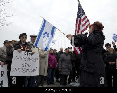 Gli ebrei russi si radunano contro l'odio e l'antisemitismo al Memoriale dell'Olocausto a Sheepshead Bay a Brooklyn, NY, 13 marzo 2016. Foto Stock