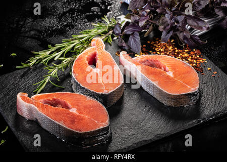 Prezzi del pesce rosso e verde su uno sfondo per studio Foto Stock