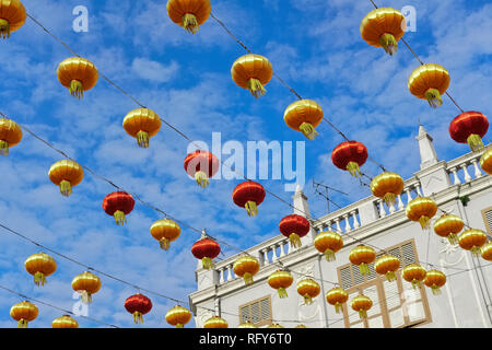 Festosa lanterne cinesi infilate su South Bridge Road, Chinatown, Singapore, in occasione del Capodanno cinese Foto Stock