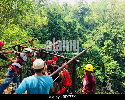 Esplorare la bellezza del Gua Jomblang Foto Stock