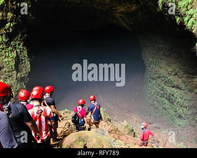 Esplorare la bellezza del Gua Jomblang Foto Stock