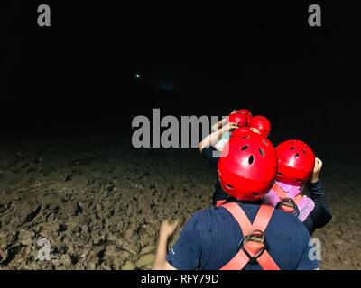 Esplorare la bellezza del Gua Jomblang Foto Stock