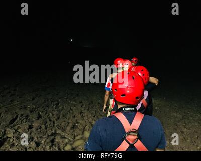 Esplorare la bellezza del Gua Jomblang Foto Stock