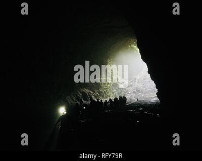 Esplorare la bellezza del Gua Jomblang Foto Stock