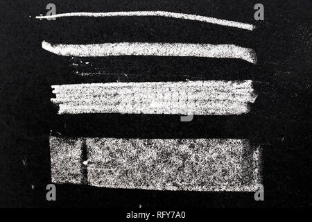 In gesso bianco texture di vernice nera su sfondo della scheda per la decorazione o strato di grunge Foto Stock