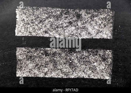 In gesso bianco texture di vernice nera su sfondo della scheda per la decorazione o strato di grunge Foto Stock