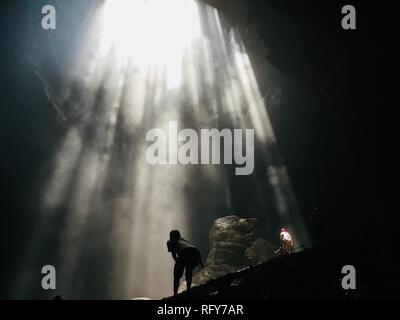 Esplorare la bellezza del Gua Jomblang Foto Stock