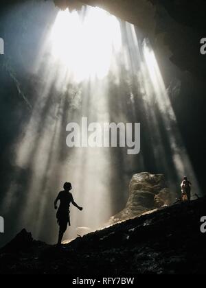 Esplorare la bellezza del Gua Jomblang Foto Stock