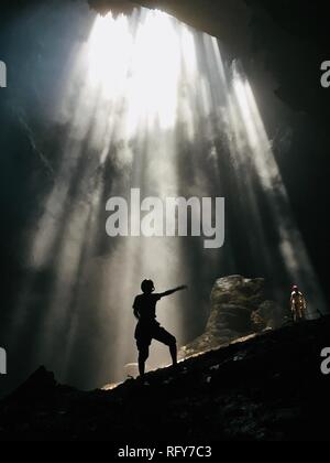 Esplorare la bellezza del Gua Jomblang Foto Stock