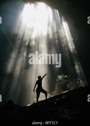 Esplorare la bellezza del Gua Jomblang Foto Stock