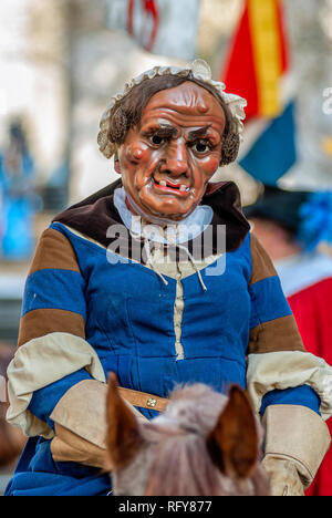 Ritratto di Frau Fritschi, una tradizionale figura sveva-alemannica del Carnevale di Lucerna, Svizzera Foto Stock