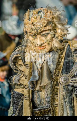 Ritratto di una tradizionale maschera di strega sveva-alemannica al Carnevale di Lucerna, Svizzera Foto Stock