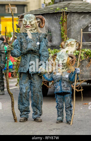 Genitore e bambino in un tradizionale svevo-alemannico al Carnevale di Lucerna, Svizzera Foto Stock