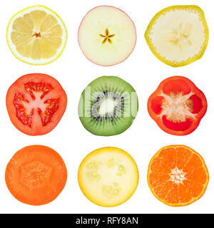 Fette di frutta e verdura isolato su bianco Foto Stock