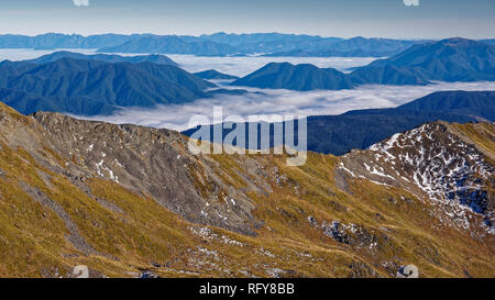 Guardando verso il basso sulle nuvole, Nelson Lakes National Park, Nuova Zelanda. Sul percorso da Angelus rifugio a San Arnaud. Foto Stock