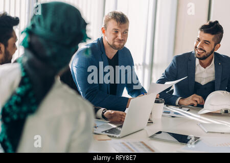 Corporate interracial team aziendale con allegro leader in un incontro ravvicinato Foto Stock