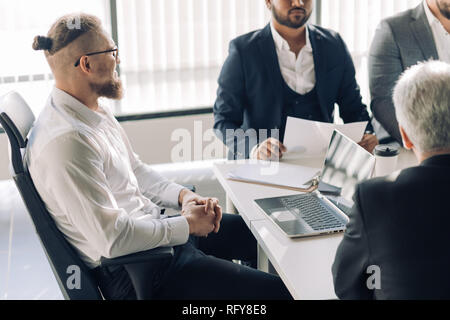 Corporate interracial team aziendale con allegro leader in un incontro ravvicinato Foto Stock