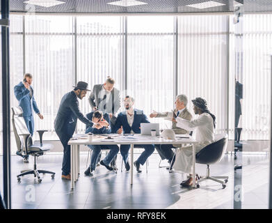 Partner e multirazziale controversia a negoziati, divertirsi mentre la soluzione dei conflitti Foto Stock