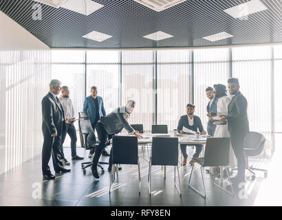 Partner e multirazziale controversia a negoziati, divertirsi mentre la soluzione dei conflitti Foto Stock