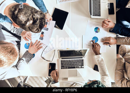 Giovani creativi con le idee creative. I dipendenti sono la correzione degli errori. Foto Stock