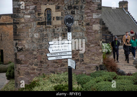 Castello di Edinburgo e la città di Edimburgo in Scozia su un giorno inverni Foto Stock