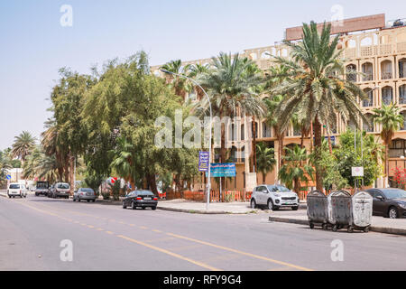 Aqaba Giordania - 18 Maggio 2018: Street View di Aqaba con palme al giorno d'estate e di sole Foto Stock