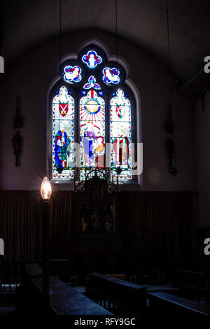 Il vetro macchiato finestra orientale nel 1860 Cappella progettata da William Butterfield per Vescovo Tait alla Conferenza Episcopale del palazzo, Fulham, Londra Foto Stock