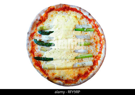 Asparagi freschi pizza isolati su sfondo bianco. Una specialità stagionali, rarerly servito. Foto Stock