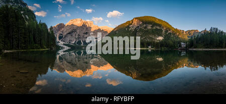 Vista panoramica sul Lago di Braies, il Lago di Braies, il Lago di Braies, il Lago di Braies, il Monte Seekofel nella distanza Foto Stock