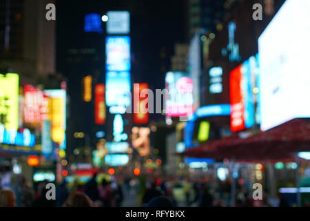 Sfocatura sfocati di New York City luci su Times Square Foto Stock