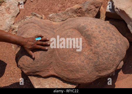 Concrezioni geologiche con un mans mano per scala, Moenkopi tracce di dinosauri sito nelle vicinanze di Tuba City, Arizona, Stati Uniti. Foto Stock