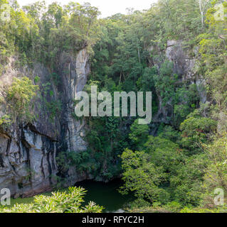 Montare Hypipamee cratere, un profondo tubo di lava con lago alla base, Tropical Queensland, Australia Foto Stock