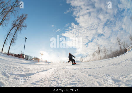 Maschio è lo snowboard sul pendio freeride Foto Stock