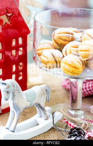 Dolce di Natale concetto con sagomata in noce biscotti farciti con crema al caramello Foto Stock