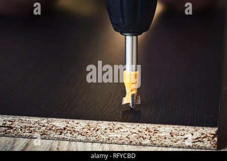 Processo di drillig legno con punta da trapano close up Foto Stock