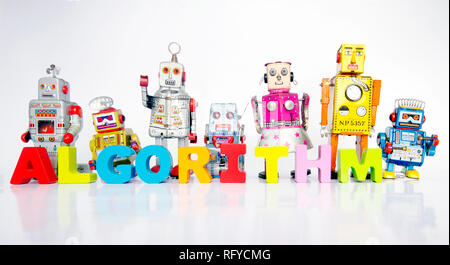 Robot retrò con la parola algoritmo su di un bianco luminoso con la riflessione Foto Stock