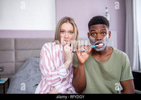 Accoppiare il lavaggio dei denti nella mattina, igiene dentale è importante Foto Stock
