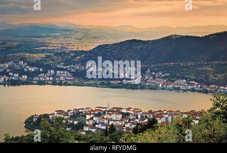 Sera vista da sopra la vecchia città greca di Kastoria, il lago e le montagne intorno a Foto Stock
