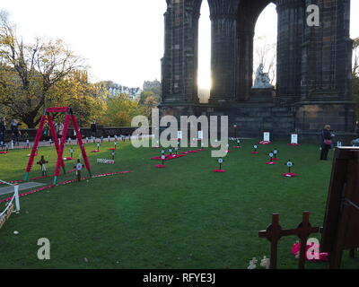 Ricordo attraversa e di papavero presso il monumento di Scott di Edimburgo - Scozia Foto Stock