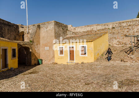 Castro Marim, Portogallo, ripristinate le dipendenze interno lungo il mantenere le pareti, interno del castello medievale, Algarve, Portogallo. Foto Stock
