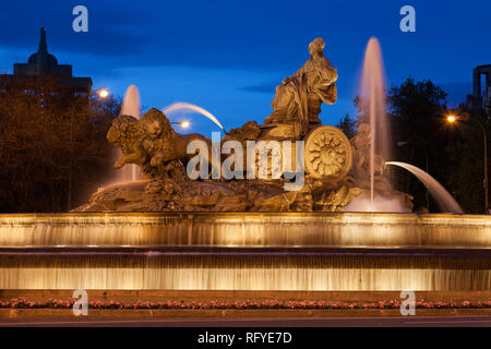 Fontana Cibeles di notte nella città di Madrid, Spagna. Fontana dal 1782 su Plaza de Cibeles raffigura Cibele, la grande madre Foto Stock