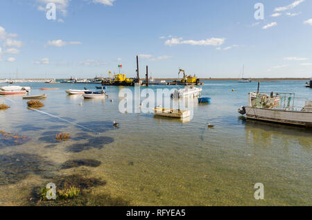 In legno tradizionali barche da pesca, Santa Luzia, Algarve, Portogallo, dell'Europa. Foto Stock