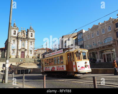 Il tram in esecuzione al di fuori della chiesa Igreja de Santo Ildefonso' in Porto - Portogallo Foto Stock