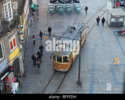 Vista di un Tram dalla Torre dos Clérigos in Porto - Portogallo Foto Stock