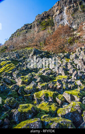 Columbia River scogliera di basalto e rock-slitta, situato vicino a Rowena porzione loop di stato Hwy. 30. Foto Stock